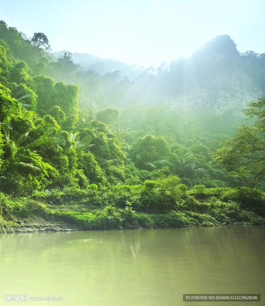 青山绿水间的静谧自然风光