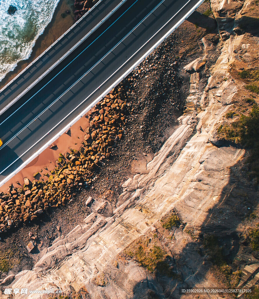 俯瞰公路旁的岩石与地貌