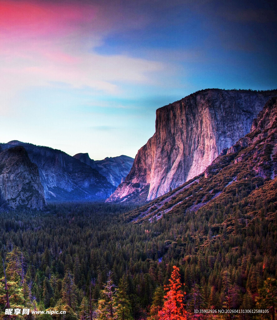 壮丽山谷的绚烂黄昏景色