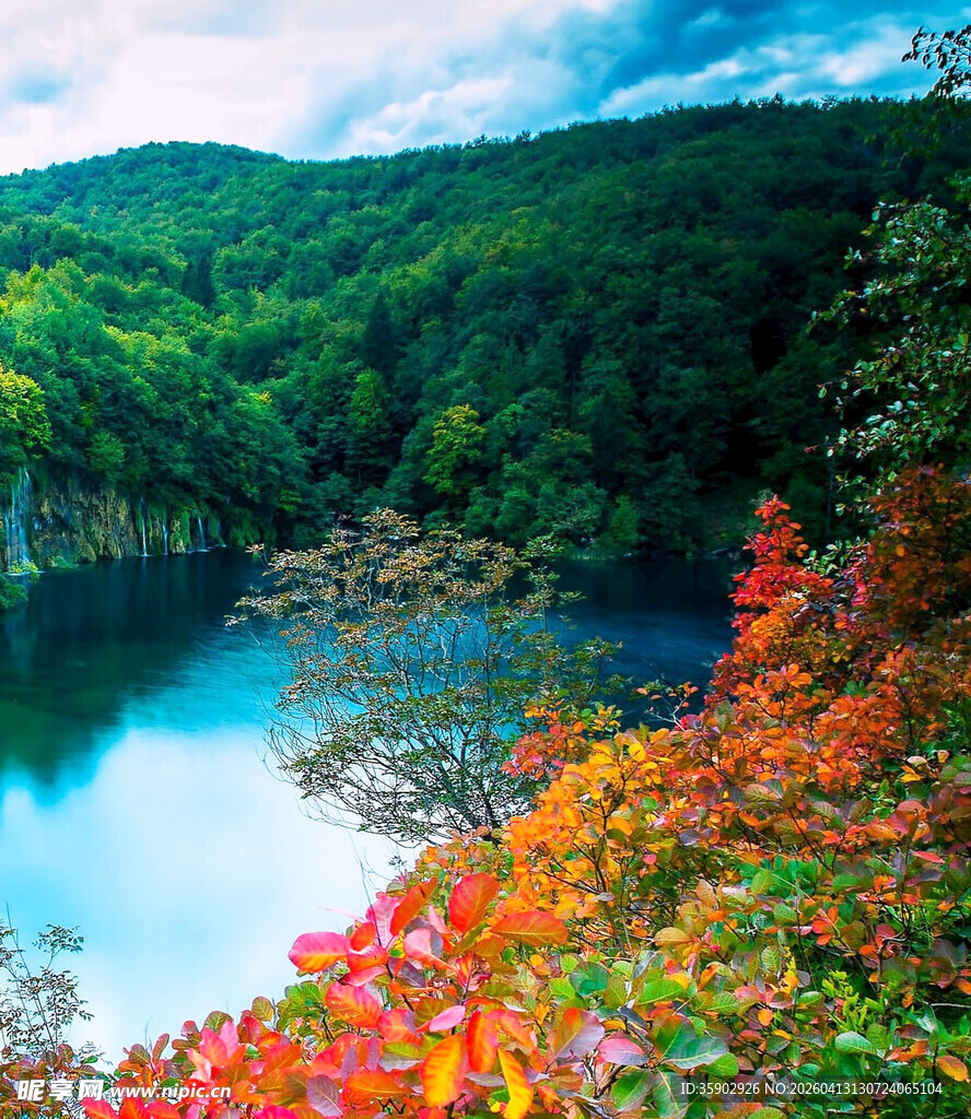 秋日湖畔斑斓美景