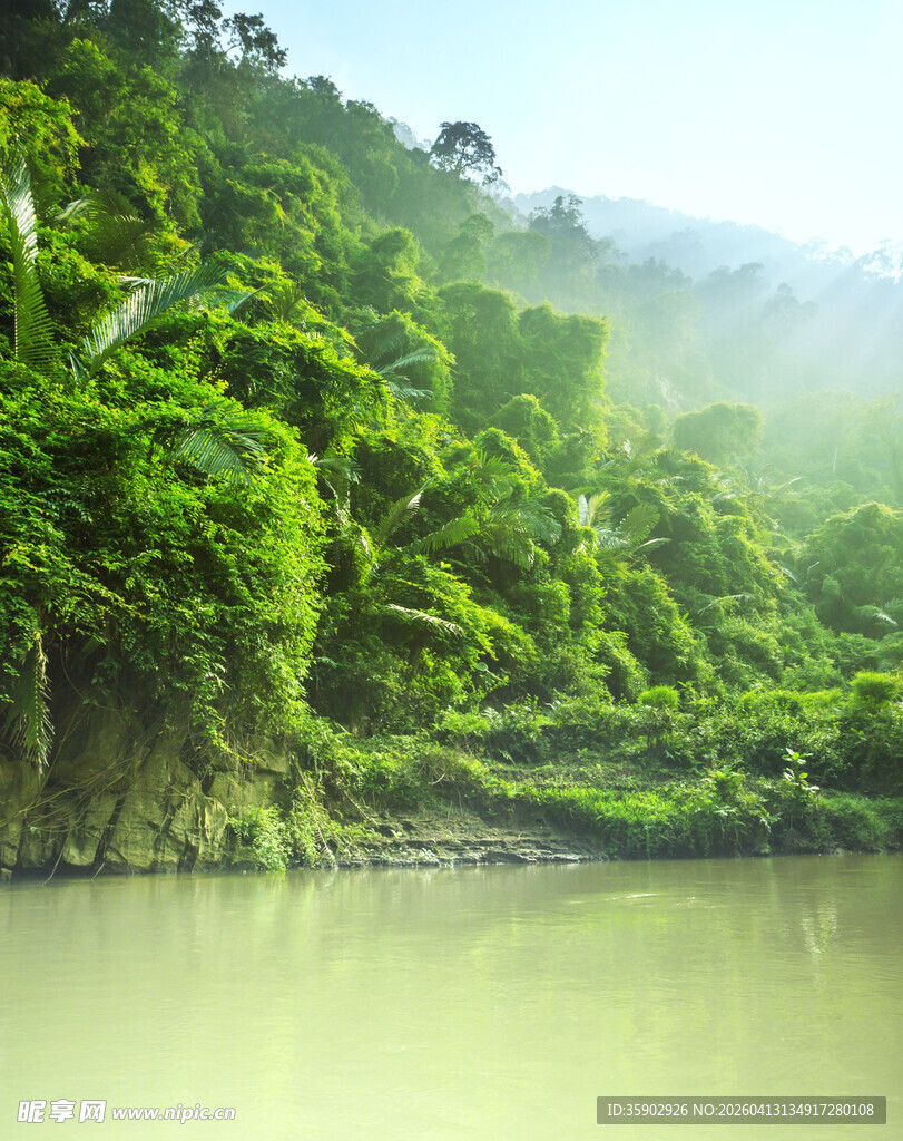 青山绿水间的静谧河畔