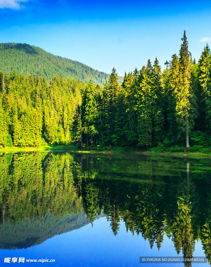 宁静山林中的澄澈湖泊