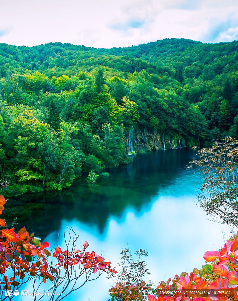 青山碧水间的绚丽景致