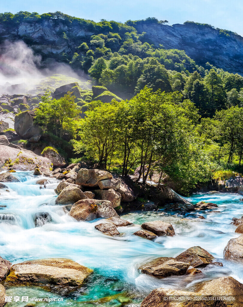 山间溪流潺潺绿意盎然