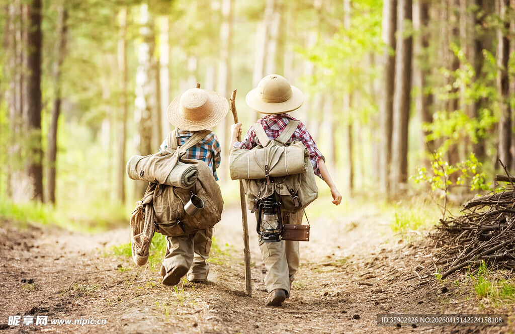 林间骑行的快乐孩童