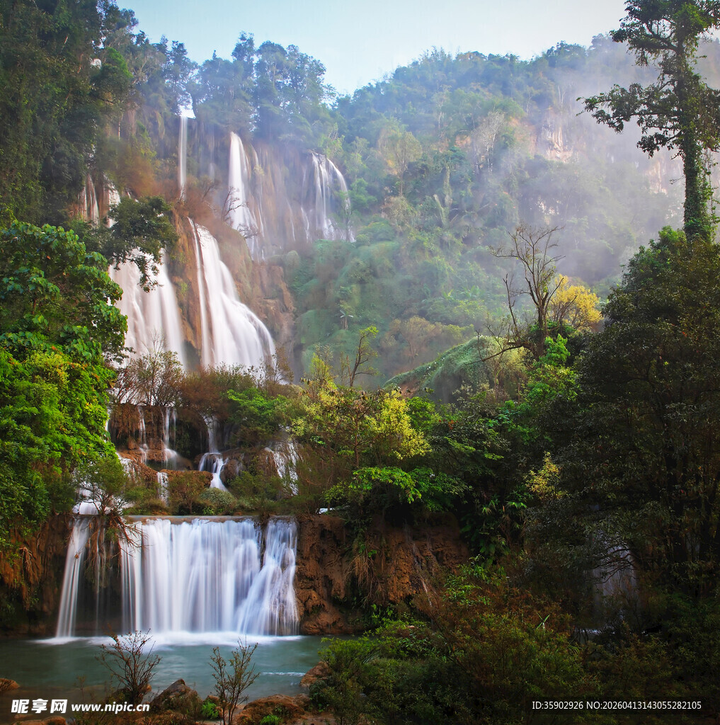 山林间的壮美瀑布景观