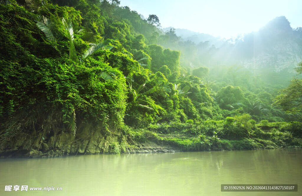 青山绿水间的静谧湖景