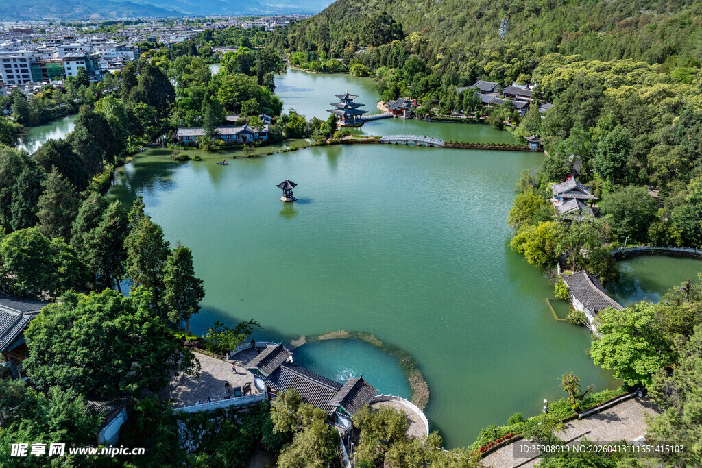 亚洲中国云南丽江黑龙潭夏日风光