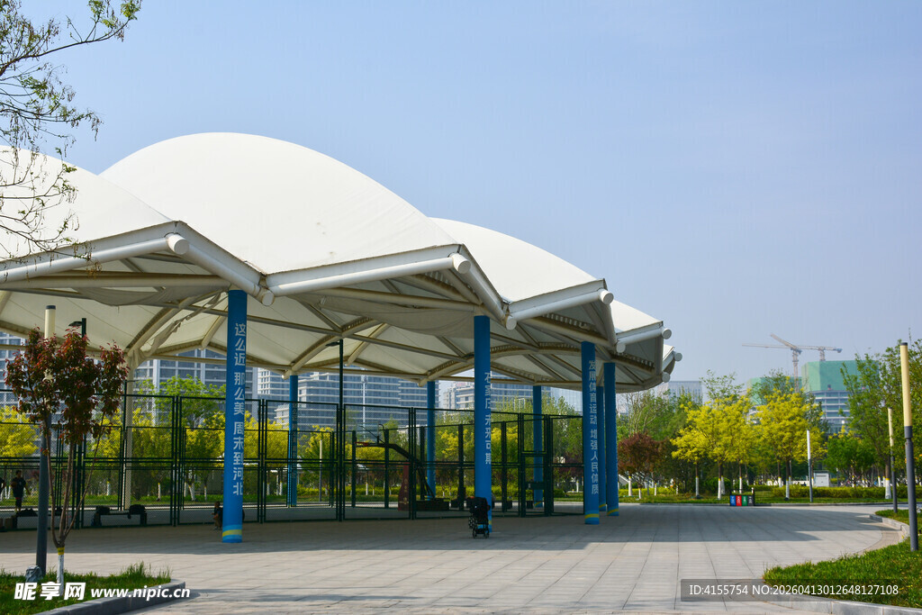 户外白色穹顶景观建筑