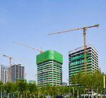 城市中在建的现代化建筑群