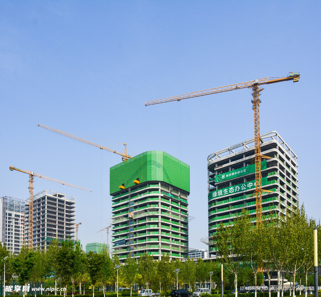 城市中在建的现代化建筑群