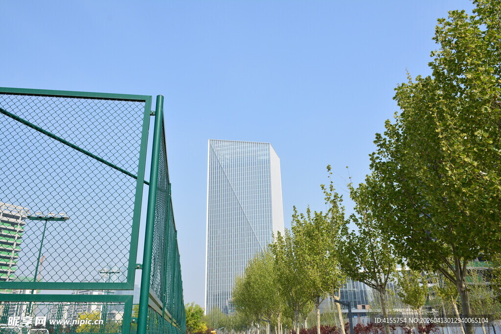 户外绿色围栏与树木景观