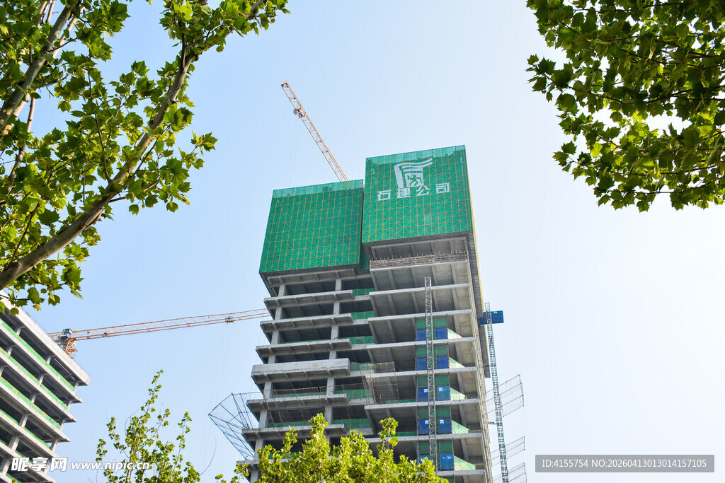 在建高楼与绿树相映