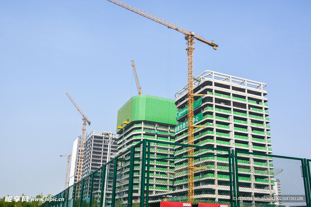 城市在建高楼与塔吊景观