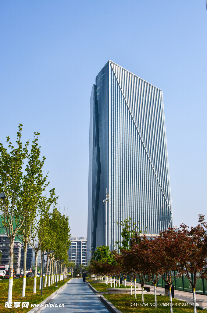 城市中高耸的现代化摩天大楼