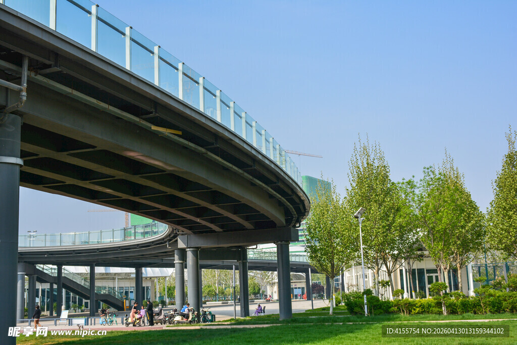 城市高架桥与周边景观