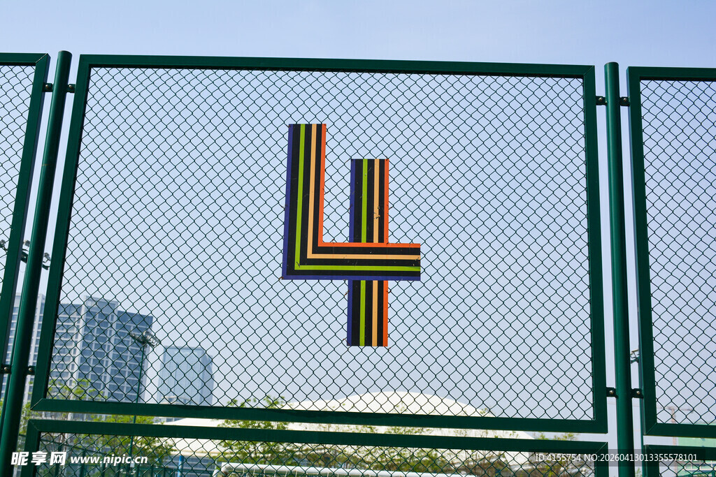 彩色字母装饰的金属围栏