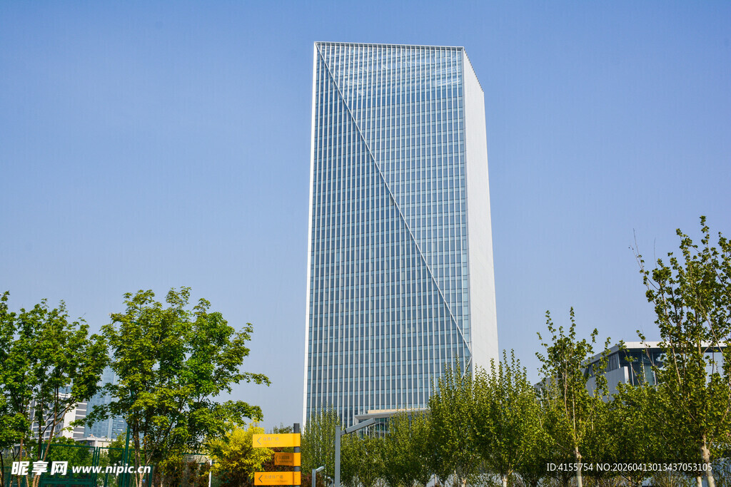 城市中的现代玻璃摩天大楼