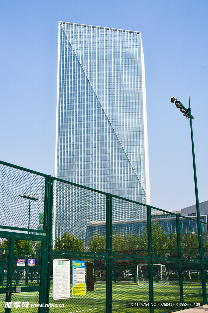 城市中高耸的现代玻璃大厦