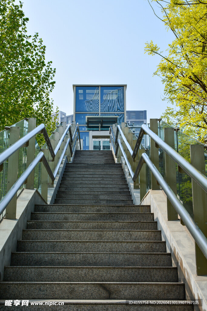 通往现代建筑的户外阶梯