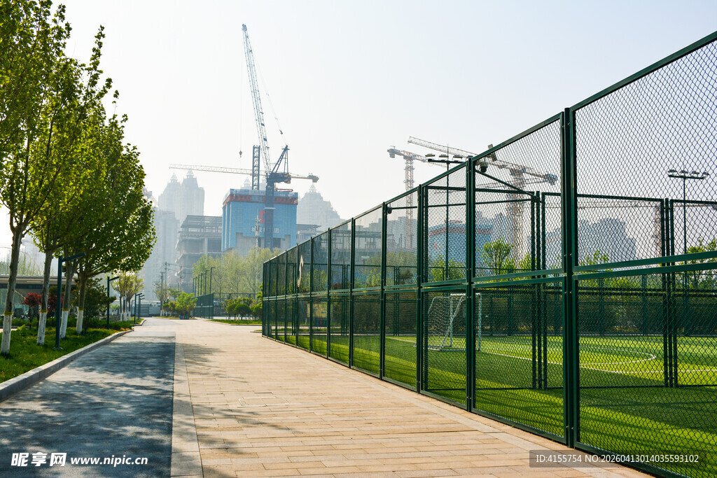 户外绿色围栏旁的步道