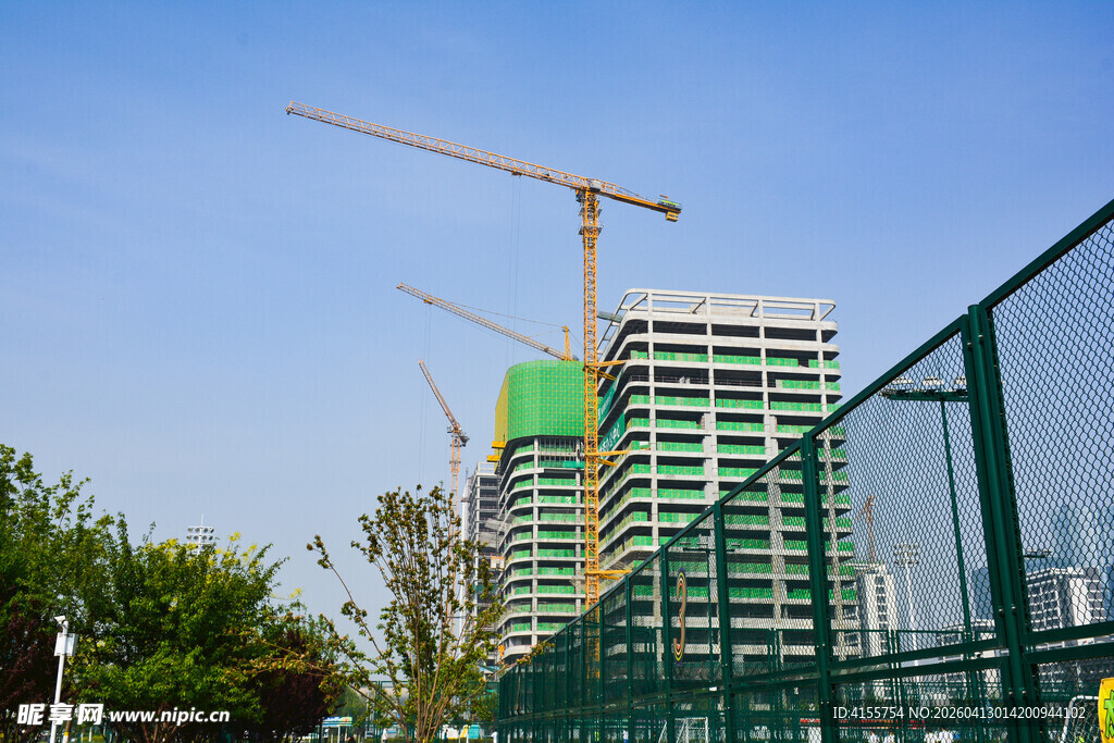 城市建筑工地塔吊施工场景