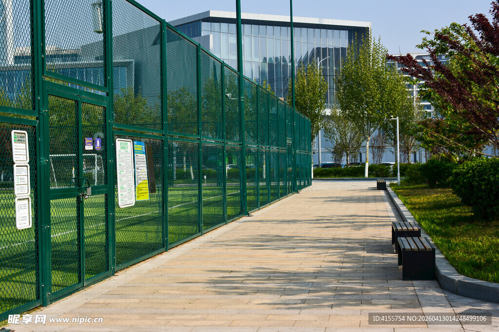 绿色围栏围起的园区步道