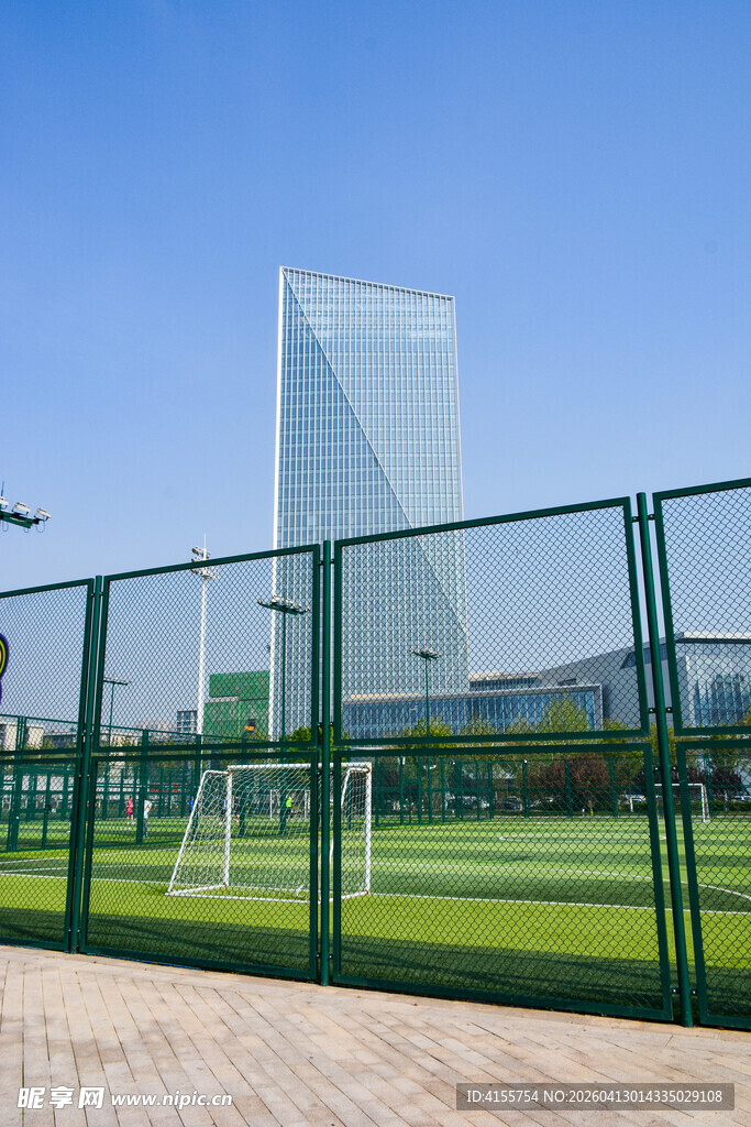 户外足球场围栏与现代建筑