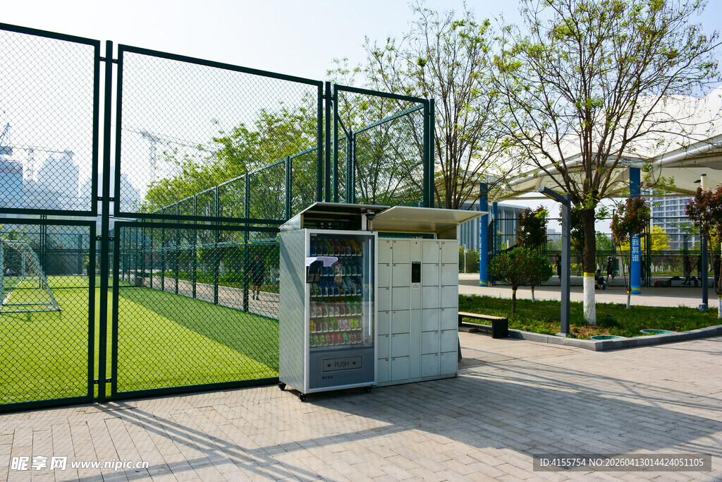户外绿色围栏旁的设备