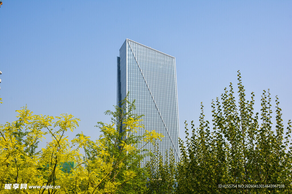 城市中高楼与繁茂绿植