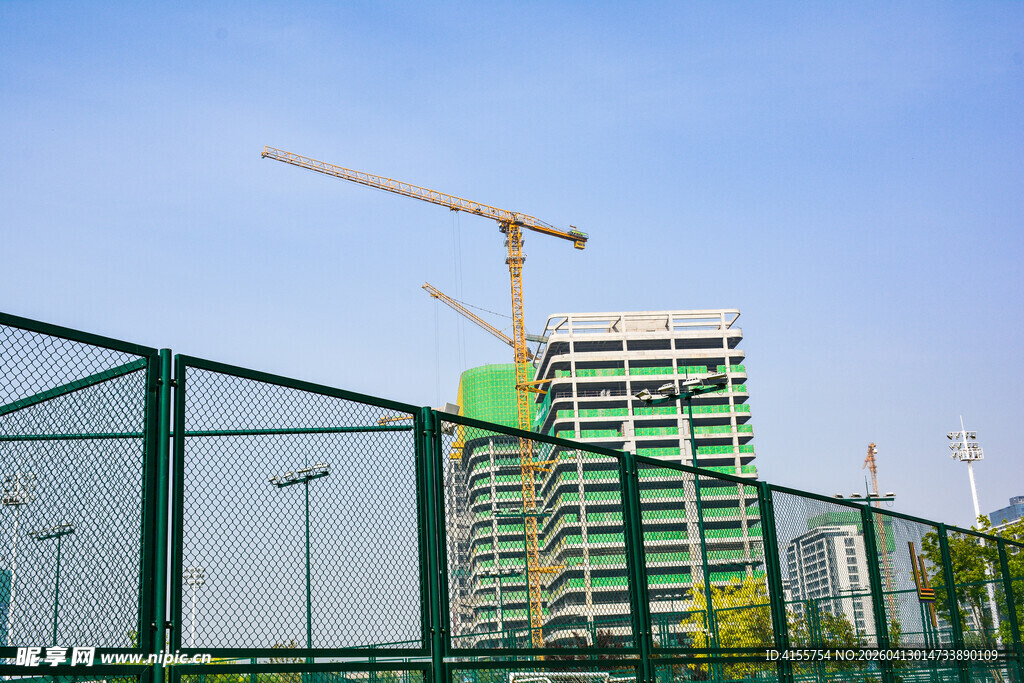 工地建筑场景与绿色围栏