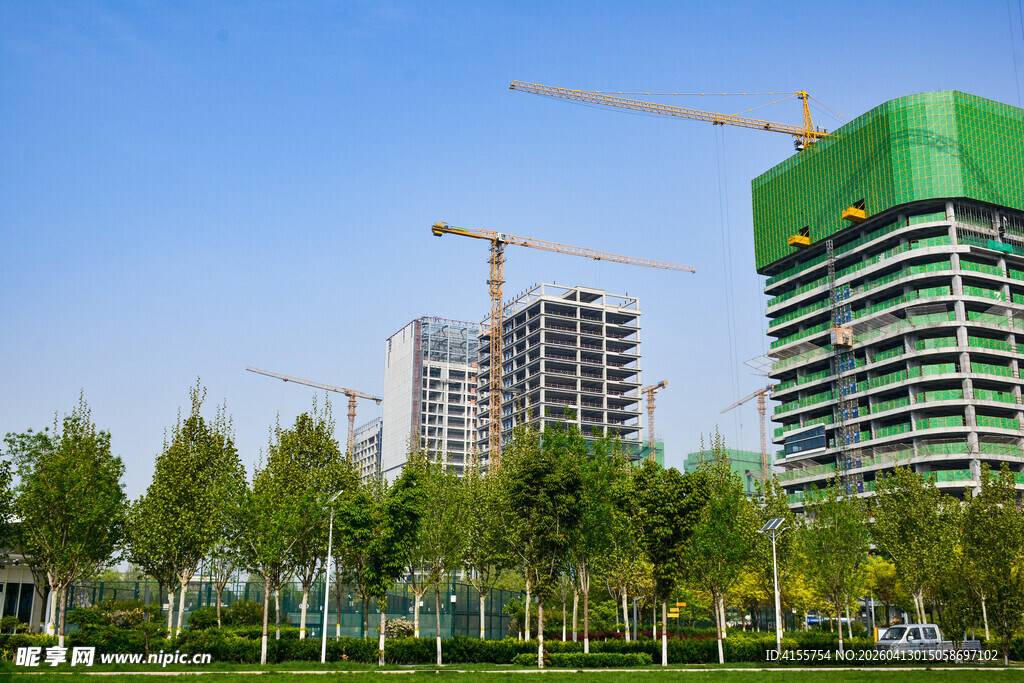 城市在建高楼与施工塔吊
