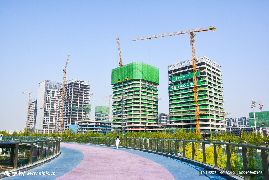 城市在建高楼与景观步道