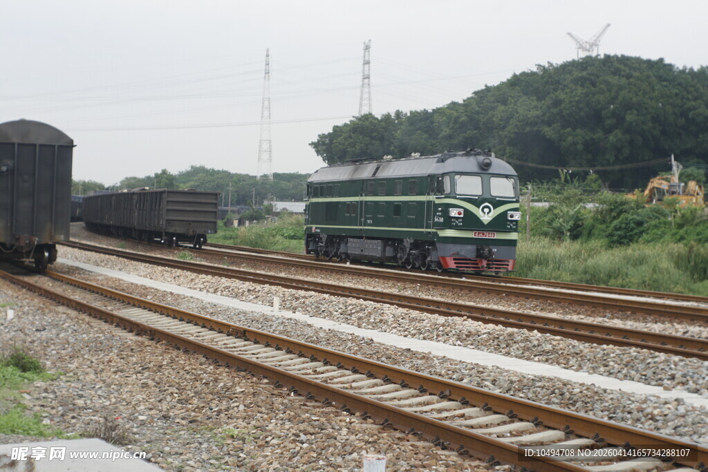 铁轨上的绿皮火车