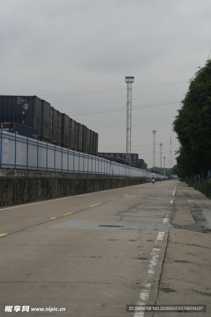 空旷道路旁的工业设施