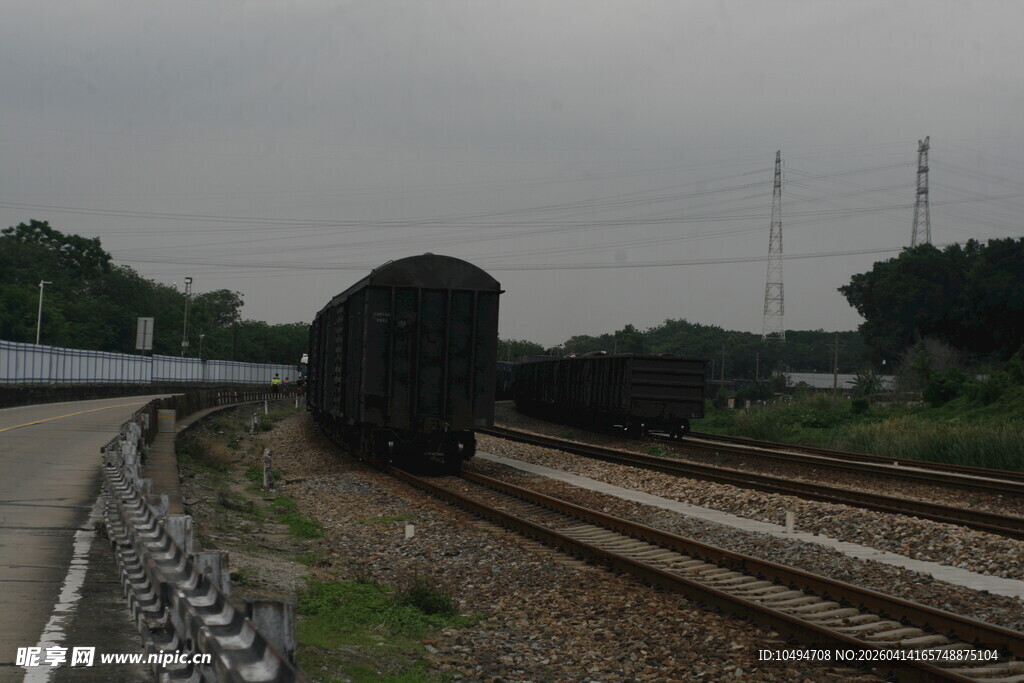 铁轨旁的货运列车