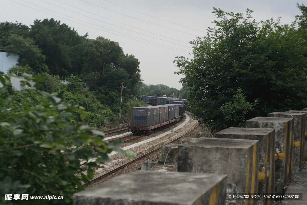 铁轨旁穿行的列车