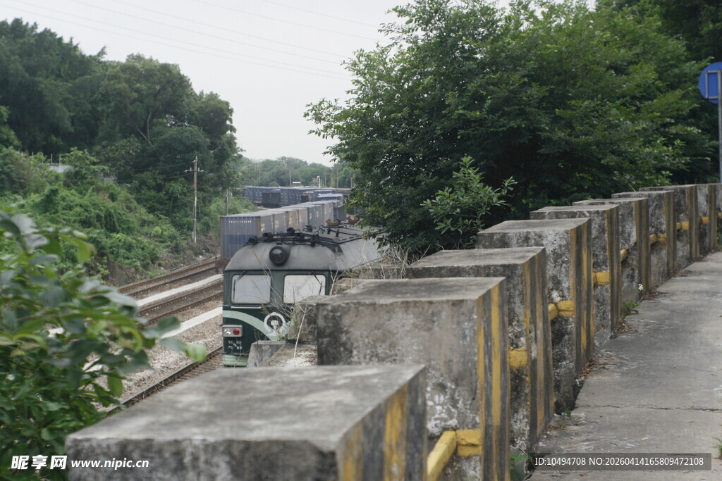 铁路旁的防护设施与绿植