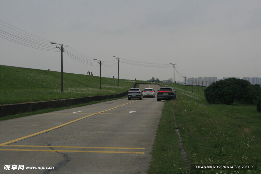 公路上行驶的多辆汽车