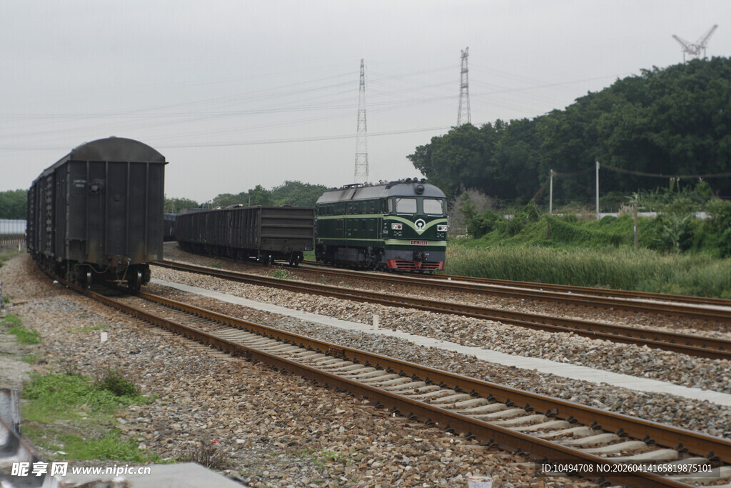铁轨上的货运列车