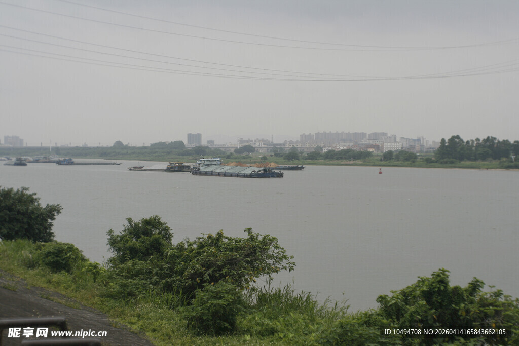 江边景致货运船只