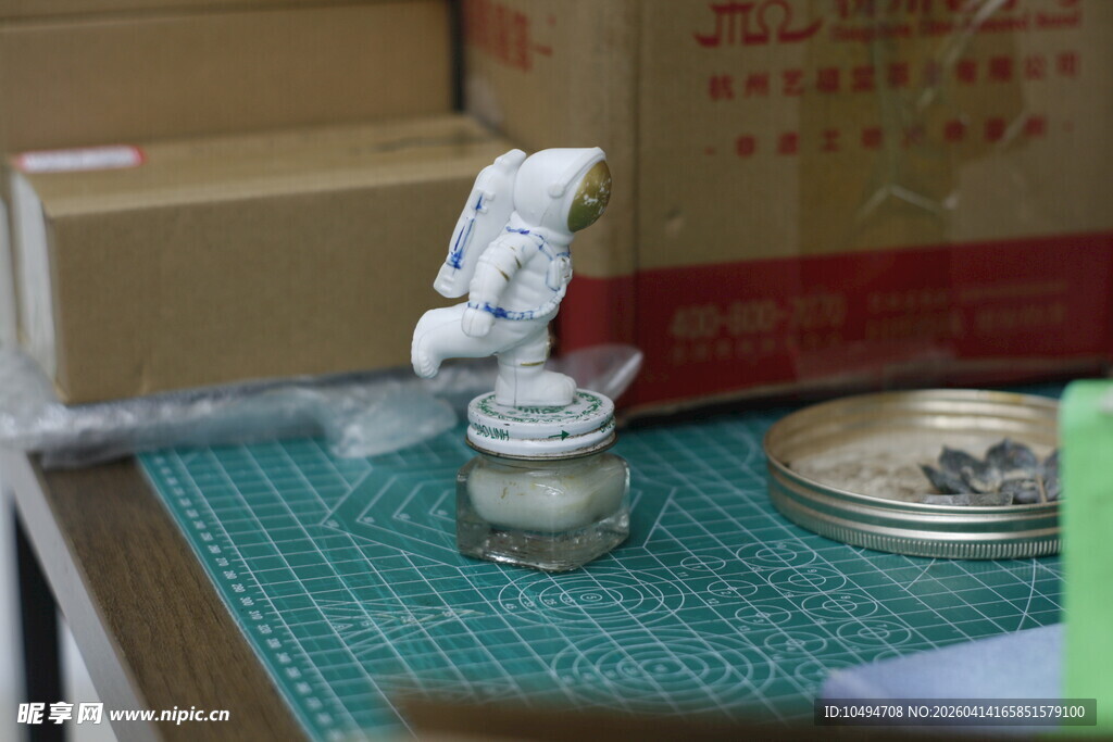 桌上的模型零件与工具