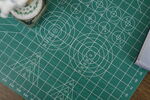绿色切割垫板上的雕刻图案