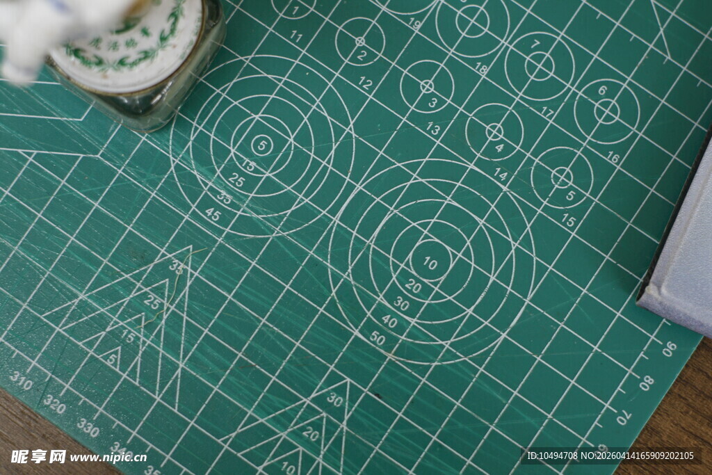 绿色切割垫板上的雕刻图案