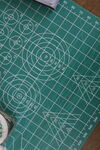 绿色切割垫板上的图案