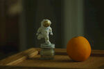 宇航员摆件与橙