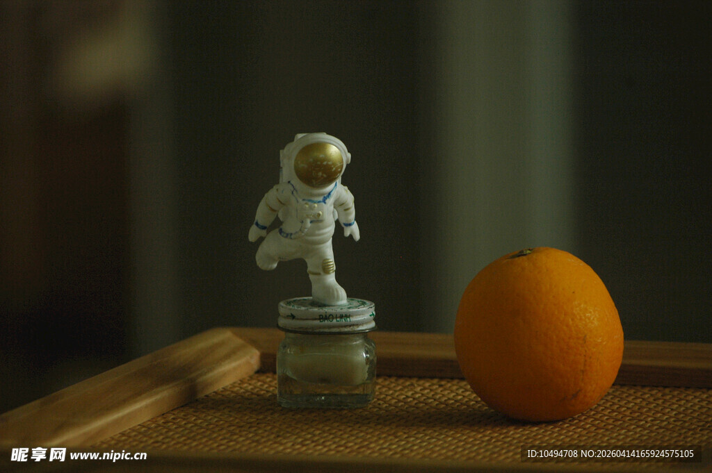 宇航员摆件与橙