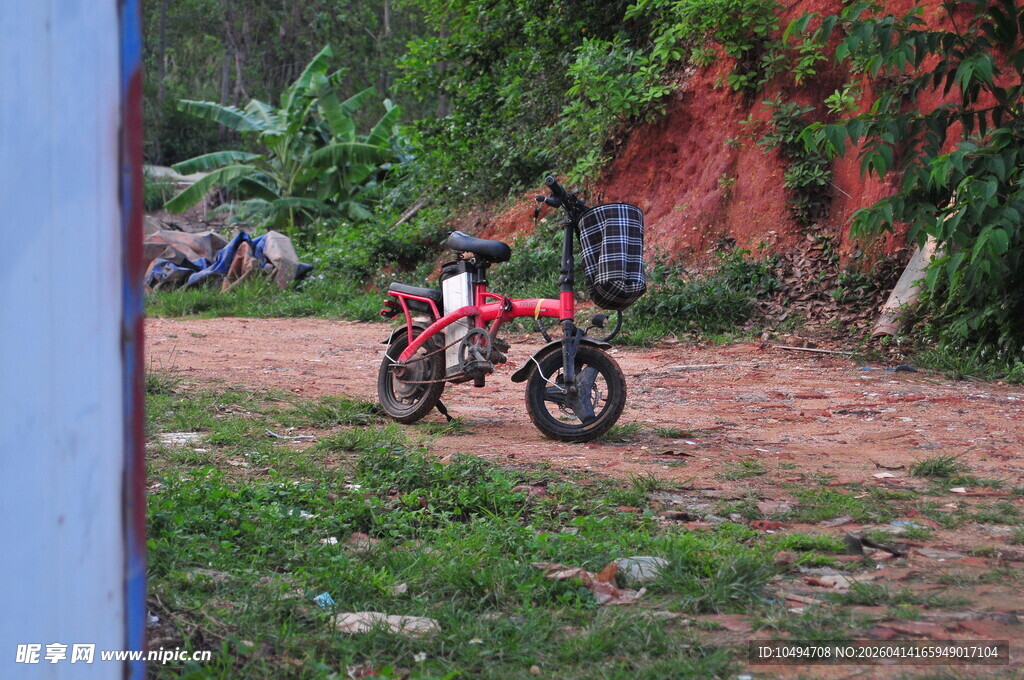山地停放的红色电动车