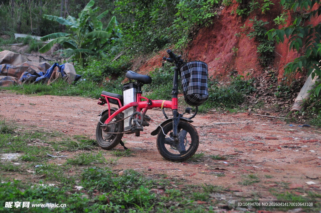 红色电动助力车