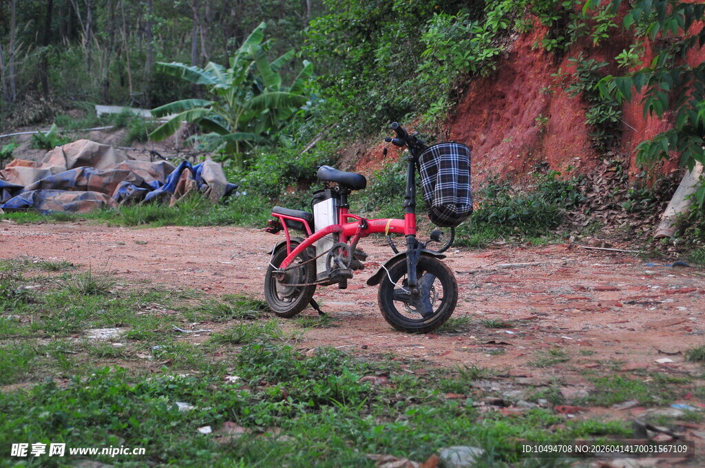 野外停放的红色电动自行车